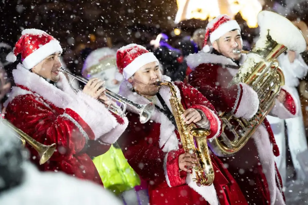 Алматы одновременно зажжет огни новогодних елок во всех районах (2)