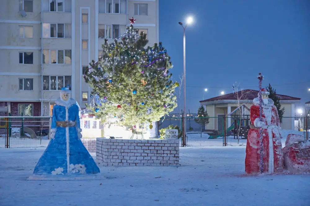 Лёд, фантазия и тепло сердец: столичные гвардейцы создали новогодний городок (2)