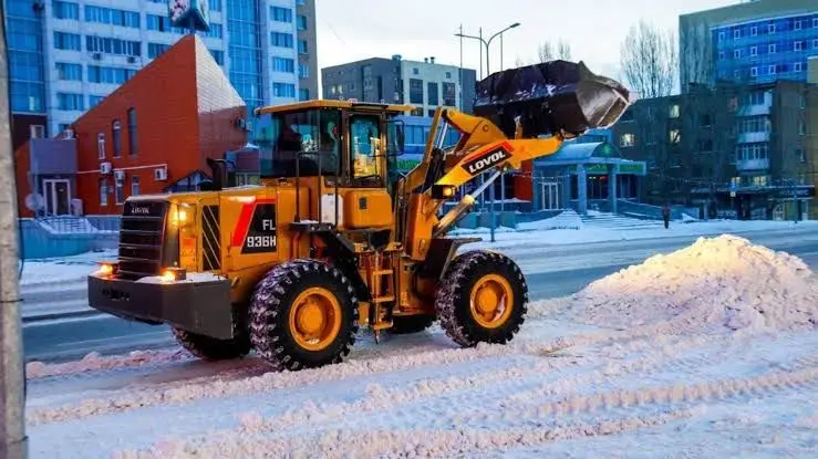 Работают без перерывов и выходных: как коммунальные службы борются со снегом и наледью в Астане (5)