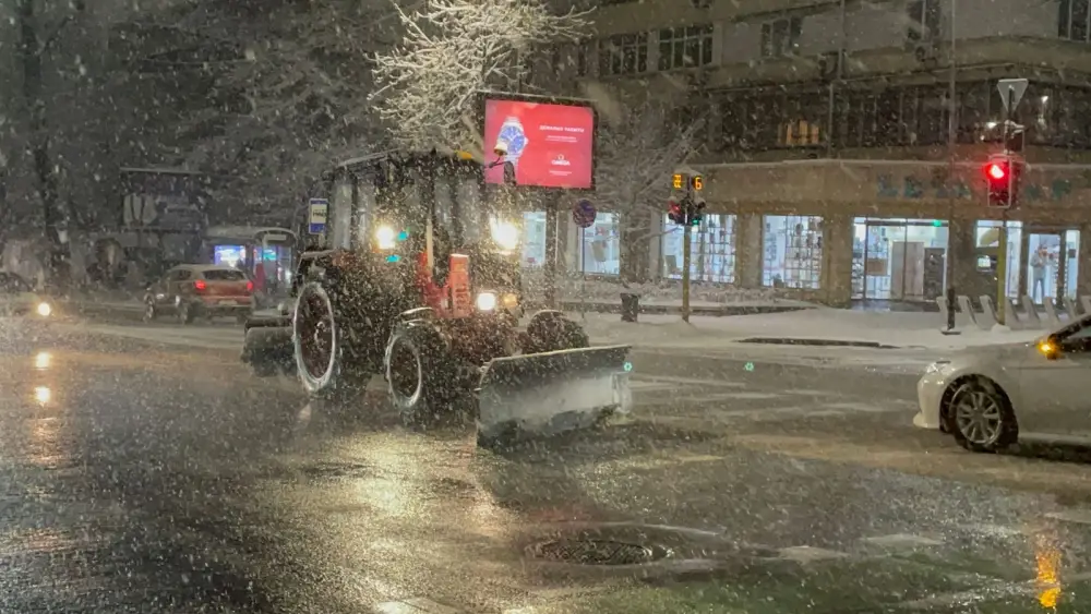 Коммунальные службы Алматы продолжают уборку города после снегопада (3)