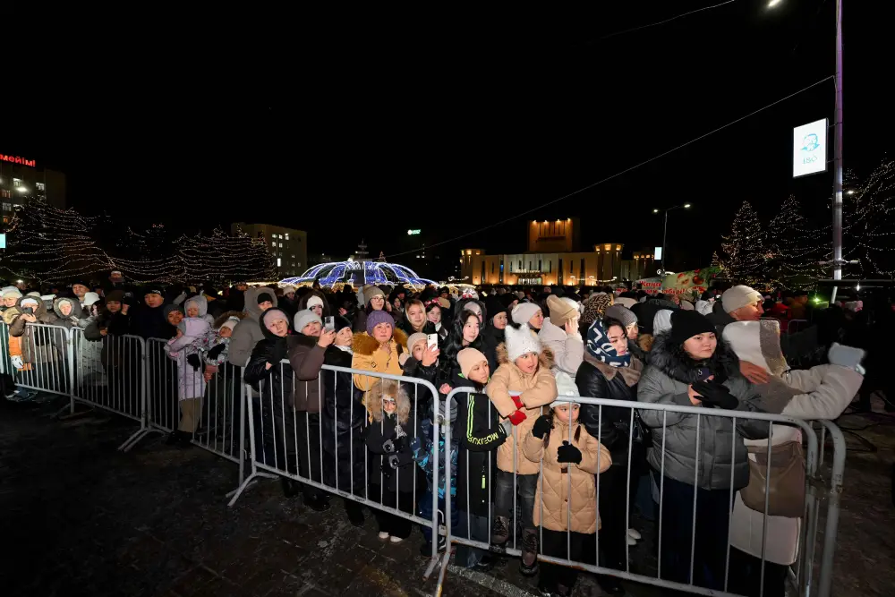 В Семее зажгли огни новогодней елки (5)