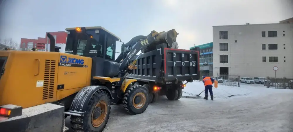 Более 1 300 единиц спецтехники задействованы в снегоуборке в Астане (2)