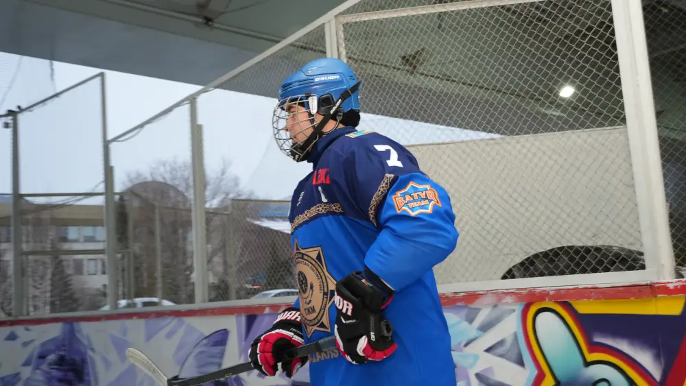 Мужество и командный характер: казахстанские спасатели покоряют международный хоккейный лед (6)