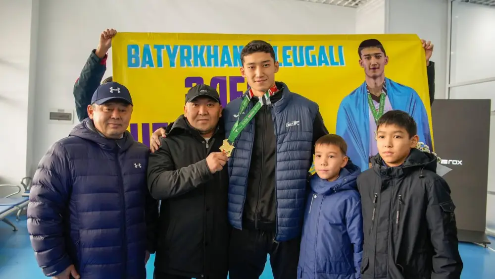 Восточноказахстанцы встретили победителя чемпионата мира в аэропорту (5)