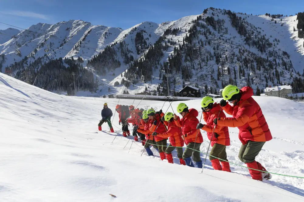 Спасатели МЧС напоминают о мерах предосторожности в горах зимой (4)