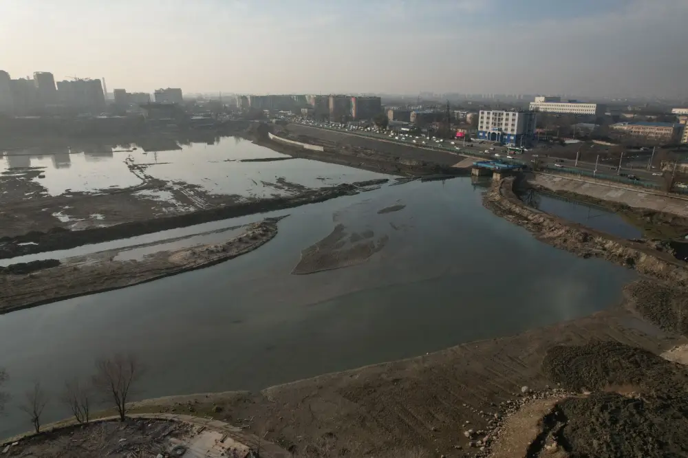 В Алматы понтонные мосты на Сайране ежегодно снимают на зиму из-за понижения уровня воды (5)
