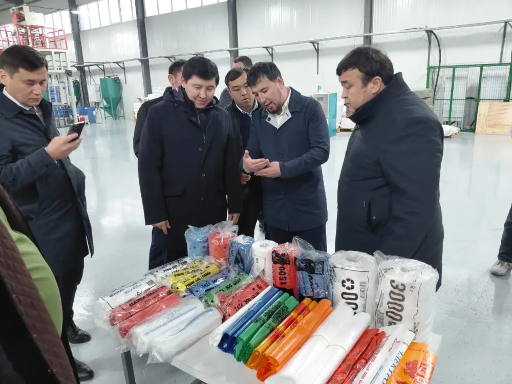 Вице-министр торговли и интеграции РК Айдар Абилдабеков посетил предприятия Туркестанской области и провёл встречу с населением и представителями бизнеса (5)