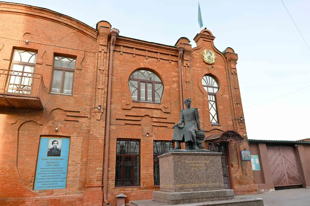 Делегация области Абай посетил памятник Шокана Уалиханова и мемориальную доску Кемеля Токаева в Омске (8)