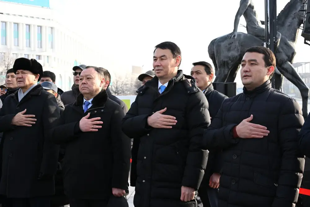 Аким Алматы возложил цветы к монументу «Тәуелсіздік» (4)