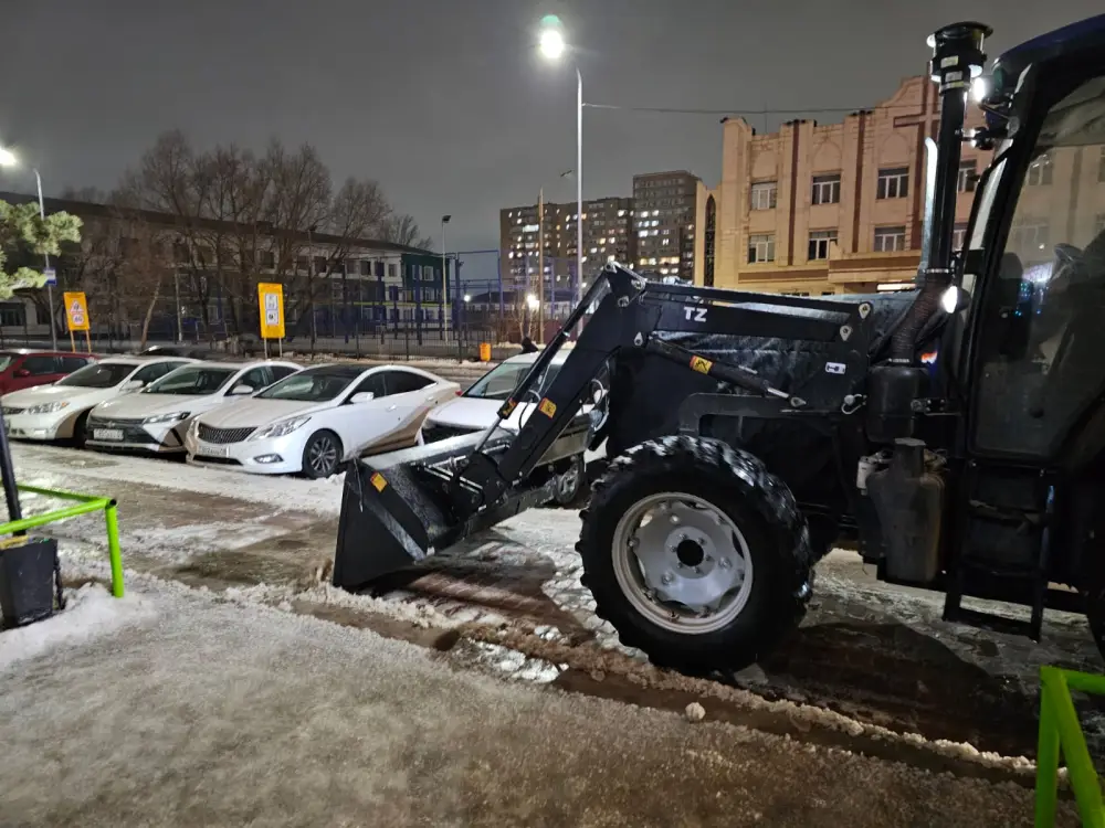 Около 3 500 тонн техсоли и больше 100 тысяч рейсов: коммунальщики столицы продолжают работу в усиленном режиме (4)