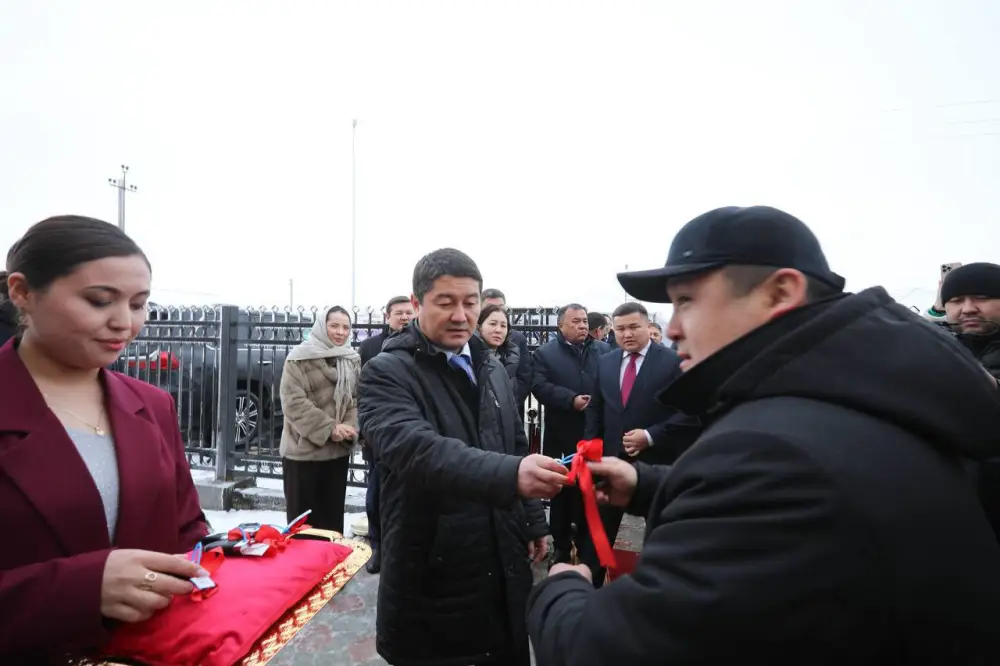 В селе Кендерли открыли новое здание акимата, вручили служебные автомобили (4)