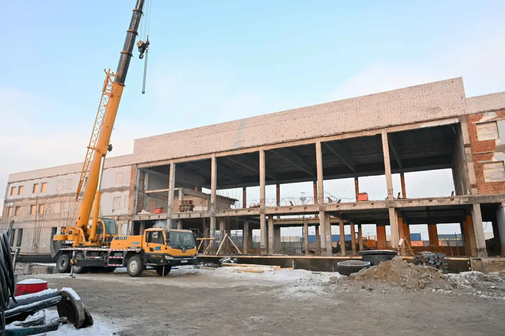 Здание железнодорожного вокзала в Семее модернизируется (10)