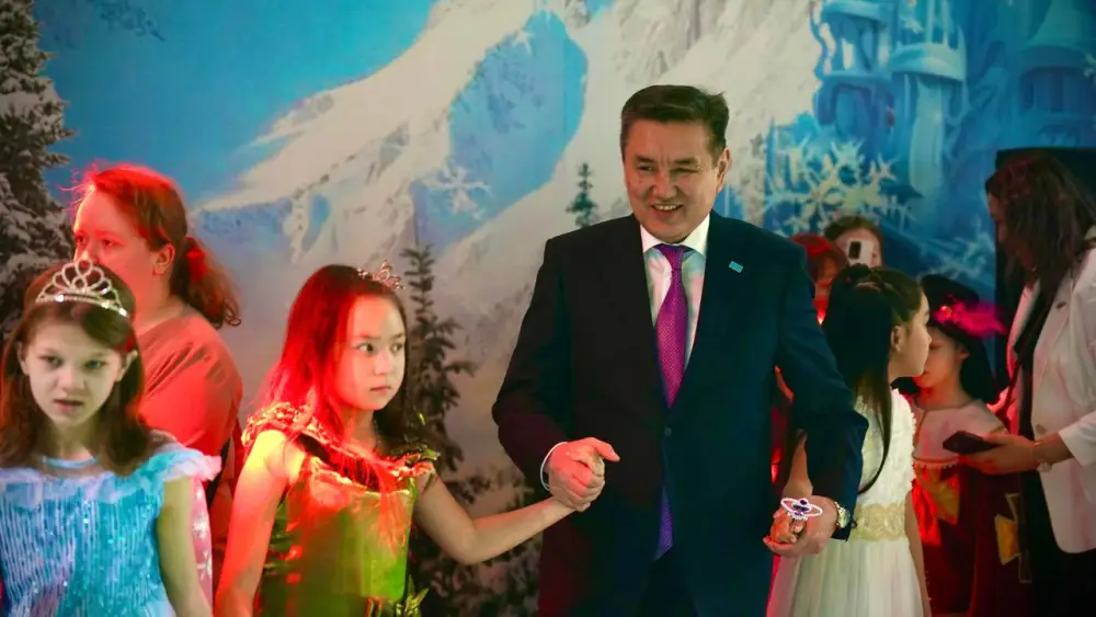 В ВКО прошла новогодняя ёлка акима области для детей с особыми потребностями (2)