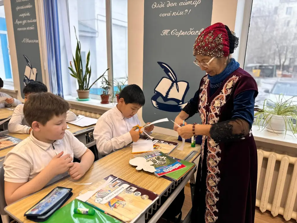 В Астане бабушки-волонтеры провели мастер-класс по рукоделию для школьников (3)