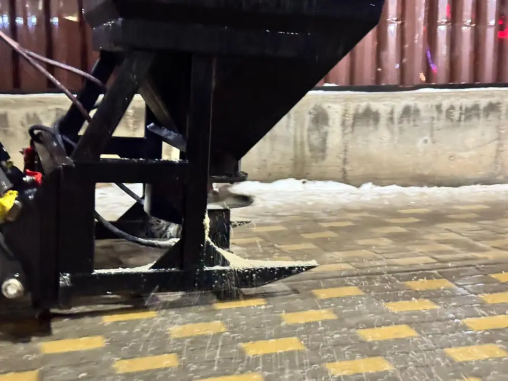 В столице продолжается обработка дорог и тротуаров техсолью (3)