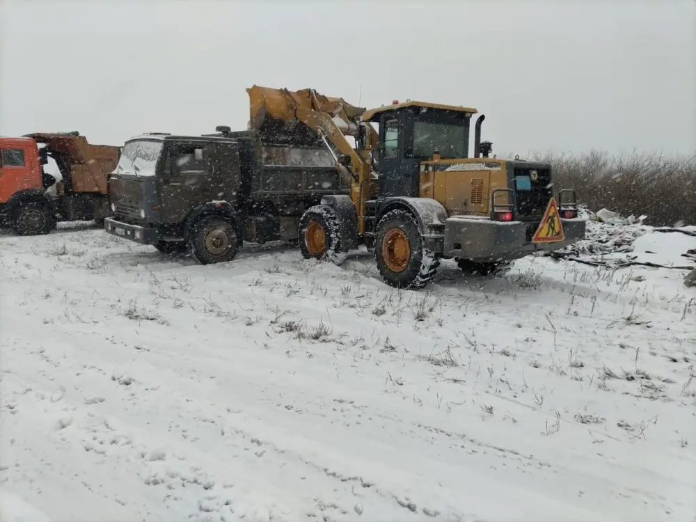 Обильный снегопад в Астане: коммунальные службы работают круглосуточно (6)