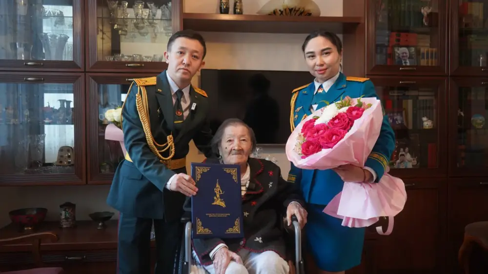 В Алматы военнослужащие поздравили ветерана с днем рождения (2)
