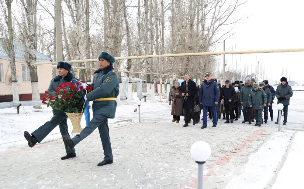 В Жамбылской области министр обороны открыл мемориальную доску в честь 115-летия Бауыржана Момышулы (6)