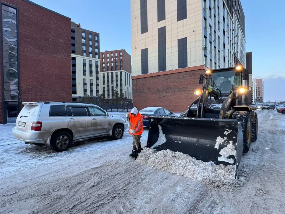 Свыше 1 400 единиц спецтехники задействованы в снегоуборочных работах и посыпке тротуаров техсолью в Астане (9)