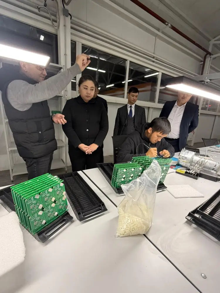 Внедрение современных цифровых решений: вице-министр Жаннат Дубирова посетила QR System (2)