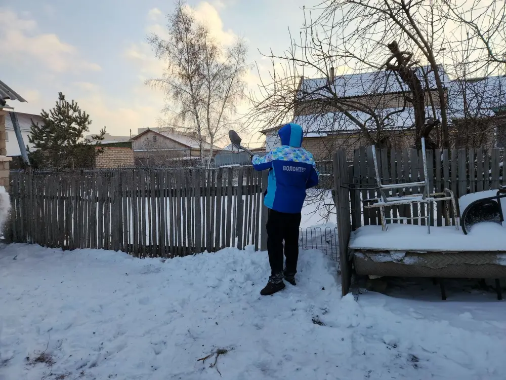 «Адреса заботы»: столичные волонтеры помогли пожилой астанчанке очистить двор от снега (3)