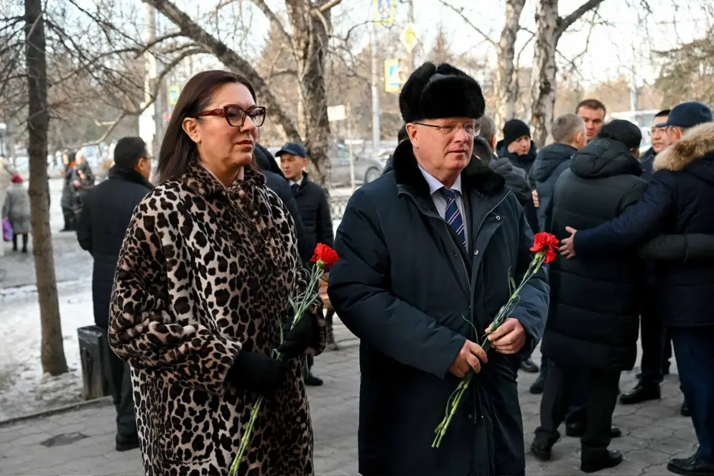 Делегация области Абай посетил памятник Шокана Уалиханова и мемориальную доску Кемеля Токаева в Омске (6)