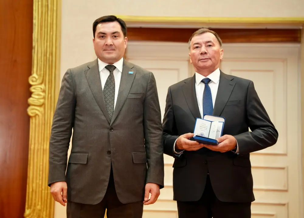 Госнаграды за свет и тепло: Министр энергетики Ерлан Аккенженов поздравил работников отрасли с профессиональным праздником (7)