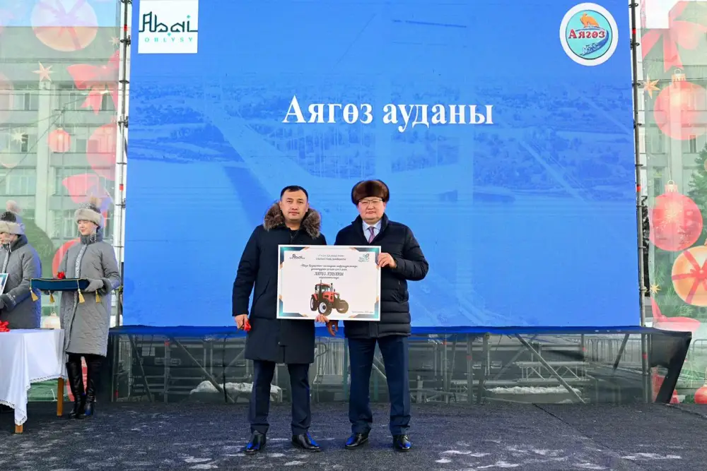 Победителям областного конкурса «Үлгілі ауыл» вручены 20 тракторов (10)