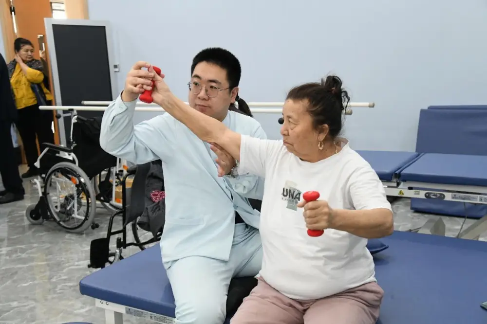 День открытых дверей для пожилых горожан провели в столичной клинике (3)