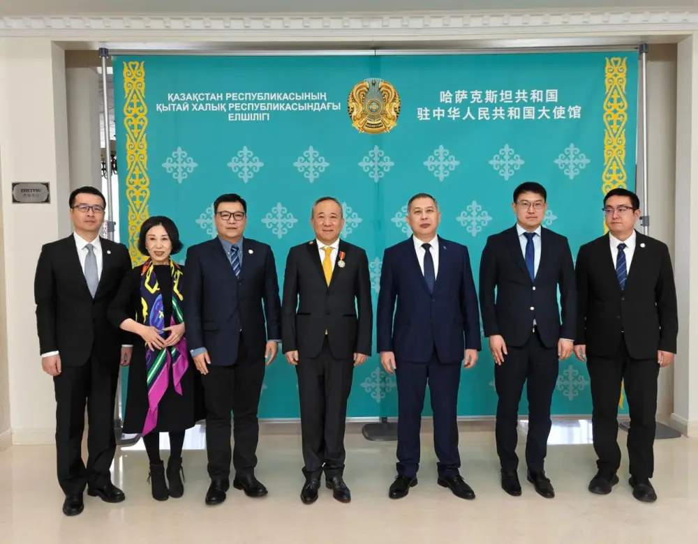 Президент Пекинского университета языка и культуры награжден орденом «Достық» II степени (2)