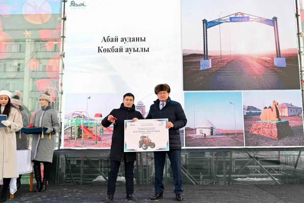 Победителям областного конкурса «Үлгілі ауыл» вручены 20 тракторов (7)