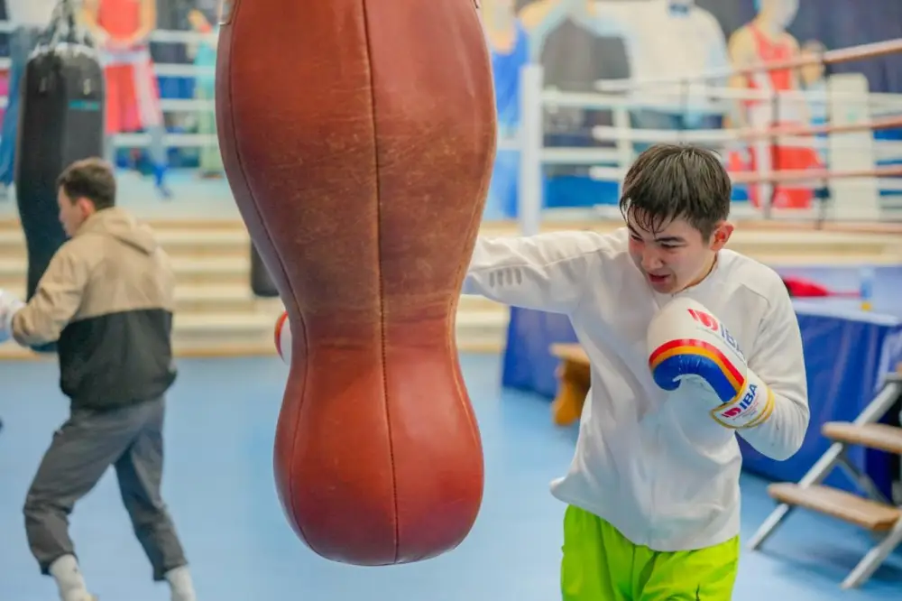 Звезда бокса Рой Джонс провел мастер-класс для молодежи в Астане (2)