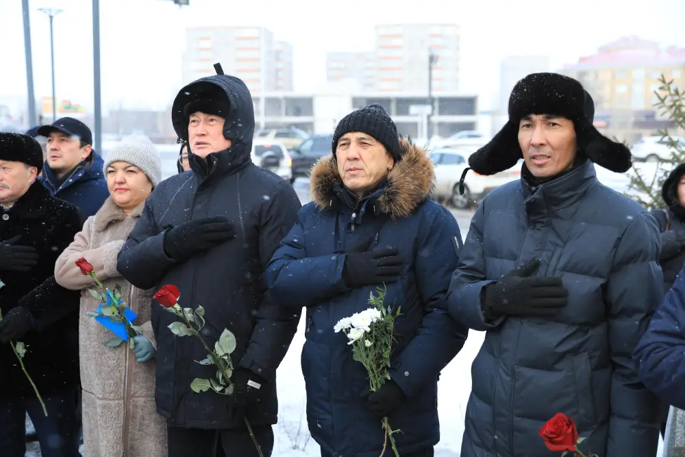 В День Независимости актюбинцы возложили цветы к мемориальному комплексу «Азаттықтың ақ таңы» (3)