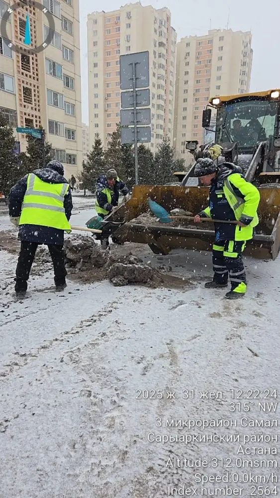 Обильный снегопад в Астане: коммунальные службы работают круглосуточно (3)