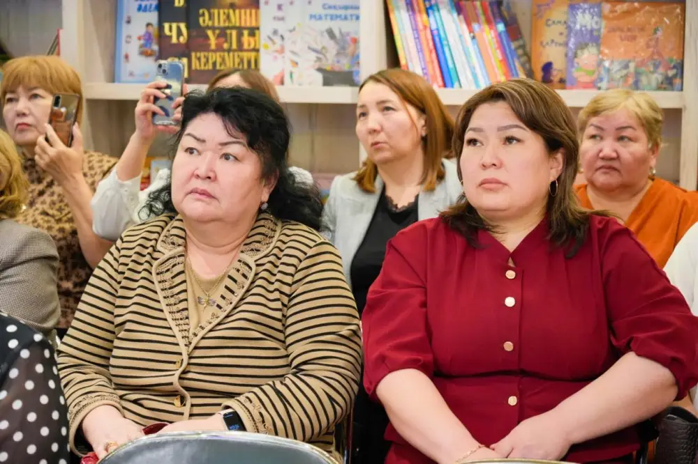 В Астане школам и библиотекам вручили цифровые учебные станции, работающие без интернета (3)