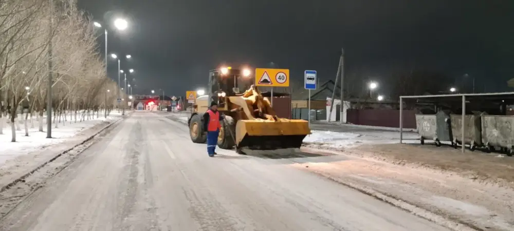 Плюсовая температура днём и морозы ночью: коммунальные службы усилили уборку в Астане (5)