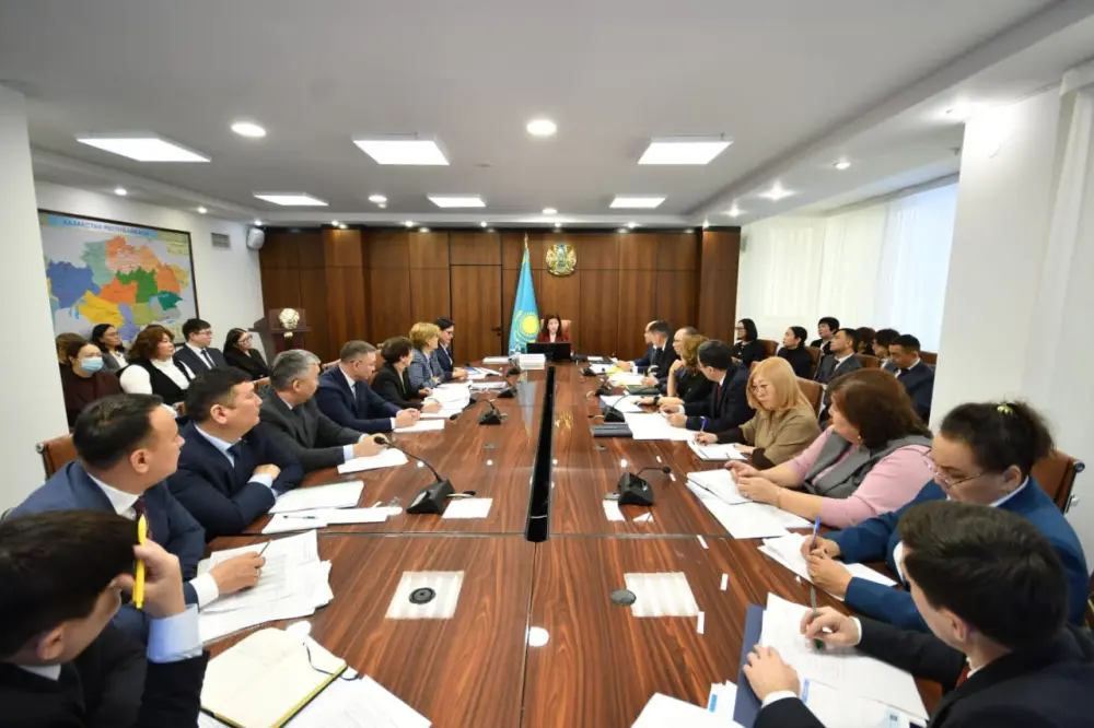 Состоялось совещание под председательством Министра просвещения Республики Казахстан Жулдыз Сулейменовой с руководителями территориальных департаментов по обеспечению качества в сфере образования (6)