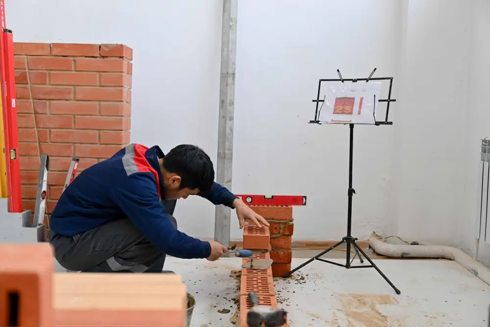 Глава региона ознакомился с работой Высшего колледжа геодезии, картографии и строительства (7)