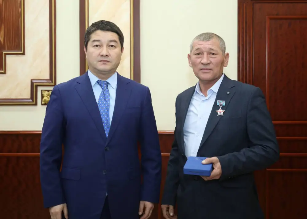 Нурдаулет Килыбай вручил ряду тружеников государственные награды (3)