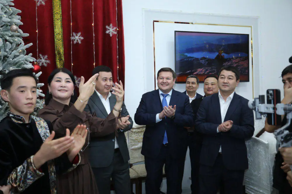 Аким Мангистауской области поздравил воспитанников детского дома с Новым годом (8)