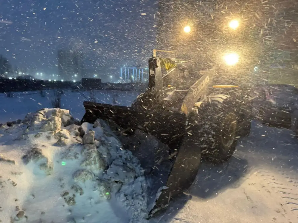 Более 3 000 дорожных рабочих и около 1 500 единиц спецтехники задействованы в снегоуборочных работах в Астане (3)