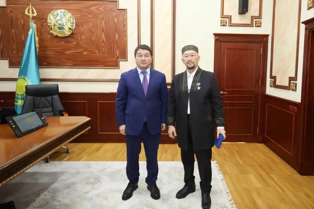 Нурдаулет Килыбай вручил государственные награды людям труда (4)