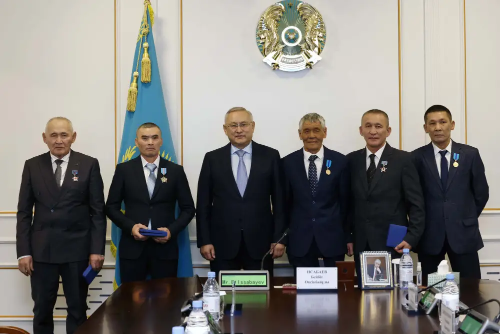 Бейбит Исабаев вручил государственные награды представителям рабочих профессий (3)