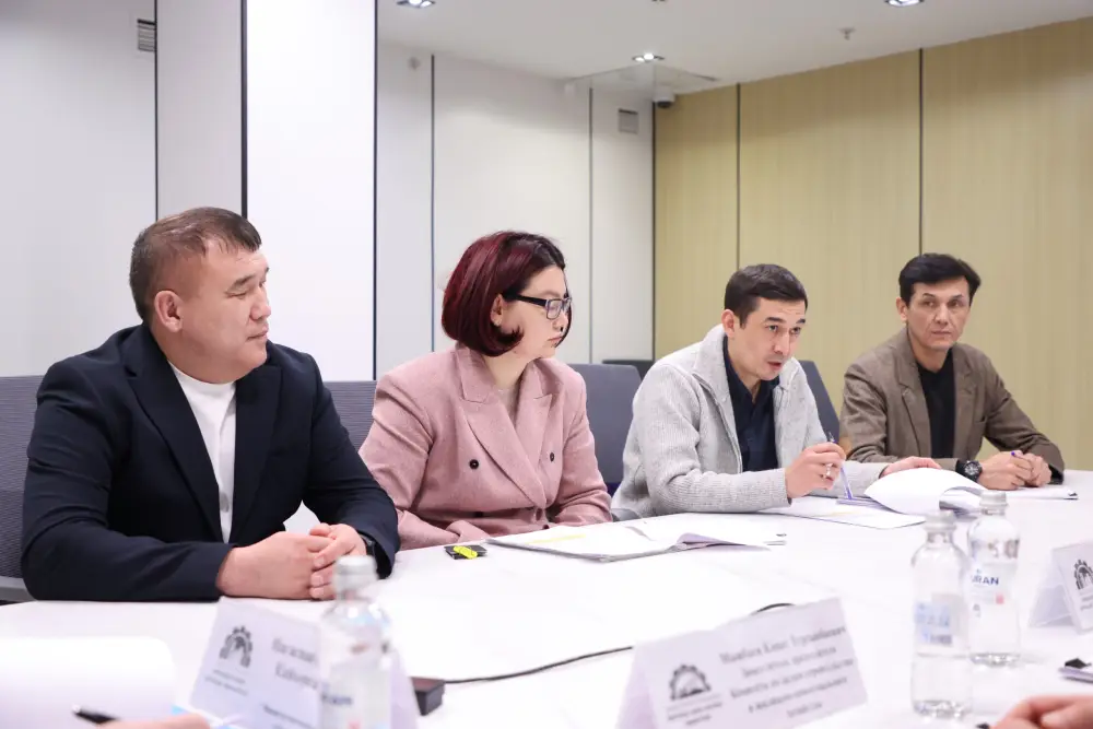 Министр промышленности и строительства РК Ерсайын Нагаспаев провёл приём граждан по личным вопросам на площадке Центра приёма граждан (4)