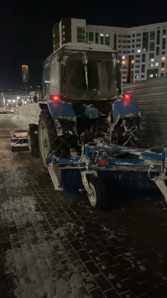 Более 1 200 единиц спецтехники задействованы в снегоуборочных работах в Астане в ночную смену (5)