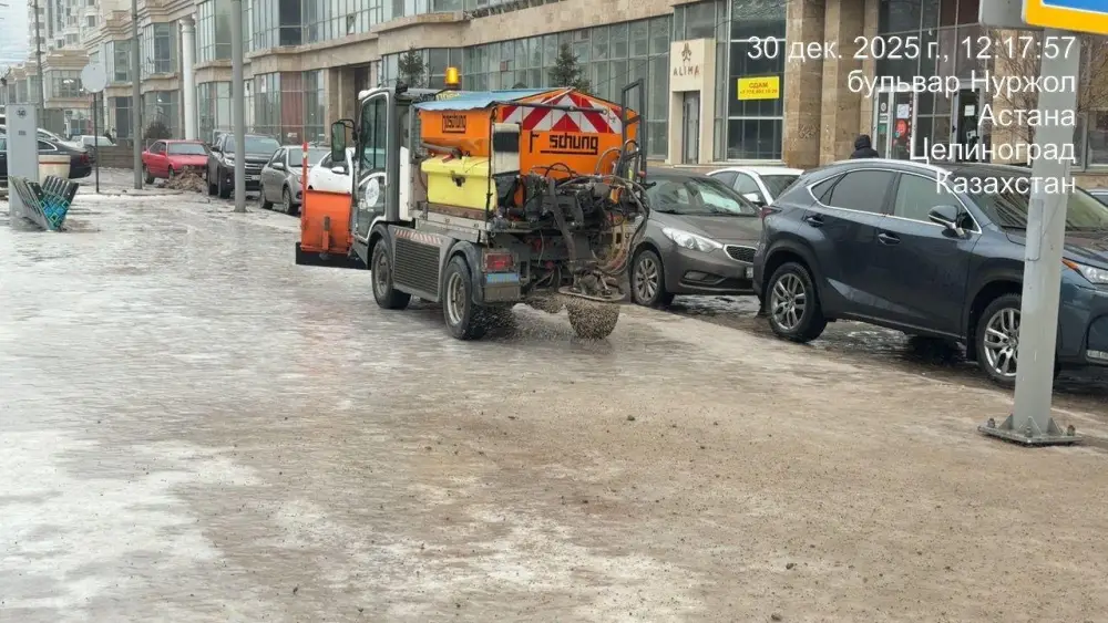 В столице продолжается обработка дорог и тротуаров техсолью (7)