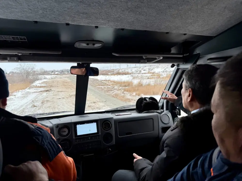 Аким области совместно с жителями села Прибрежное провел инспекцию хода реконструкции защитных сооружений (2)