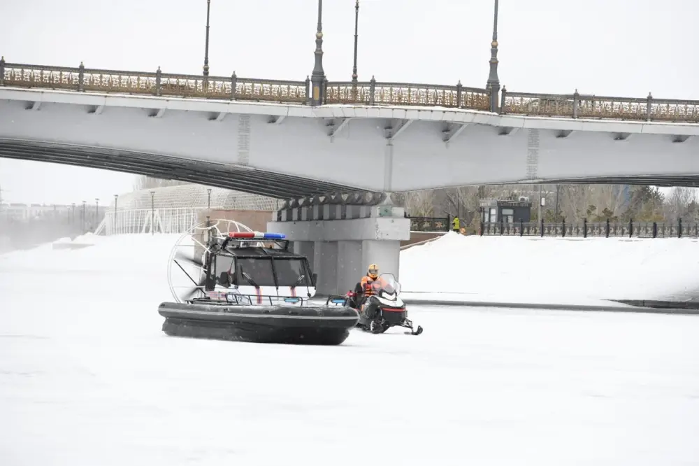 «Тонкий лед»: столичные спасатели напомнили горожанам правила безопасного поведения на льду (9)