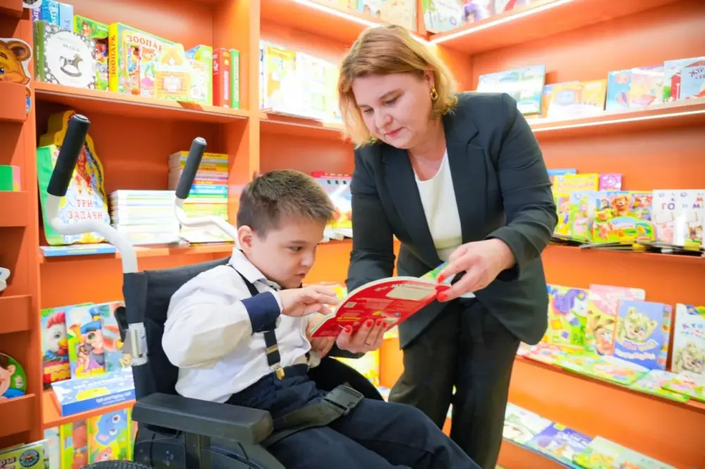 В Астане школам и библиотекам вручили цифровые учебные станции, работающие без интернета (7)