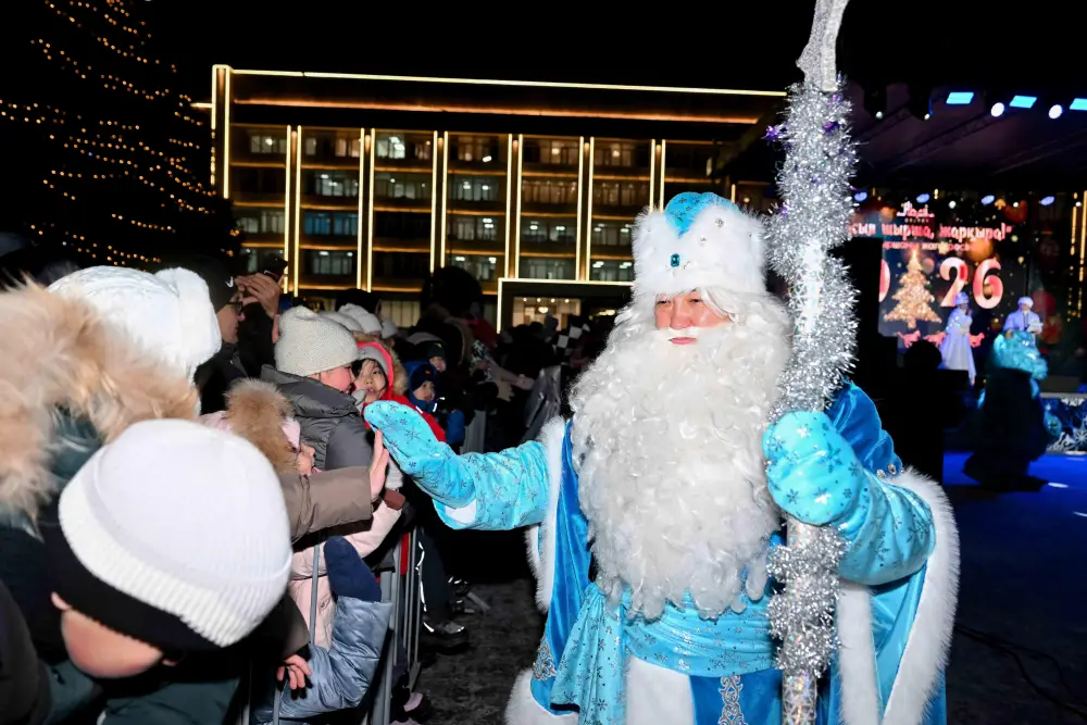 В Семее зажгли огни новогодней елки (10)